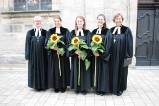 Dekanin Veronike Zieske (links) und Regionalbischöfin Elisabeth Hann von Weyhern (rechts) mit den drei Dienstanfängerinnen (v.l.) Dorothea Bohner, Miriam Schilling und Rebecca Balthasar